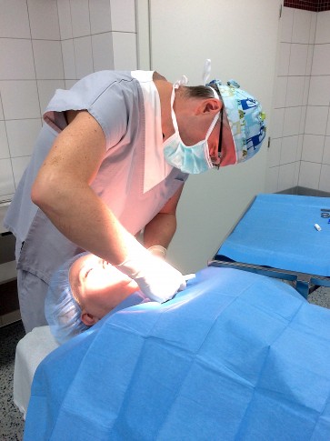 Pečlivé zakreslení umístění  liftingových nití.